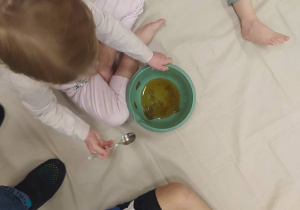 Dzieci lepią jeże podczas zajęć sensoplastyki.