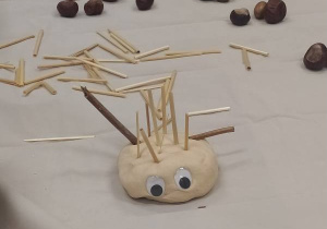 Dzieci lepią jeże podczas zajęć sensoplastyki.