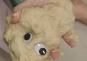 Dzieci lepią jeże podczas zajęć sensoplastyki.