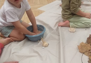 Dzieci lepią jeże podczas zajęć sensoplastyki.