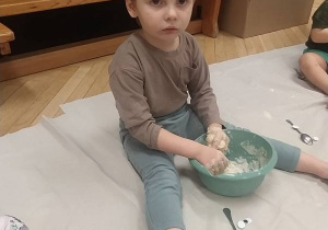 Dzieci lepią jeże podczas zajęć sensoplastyki.