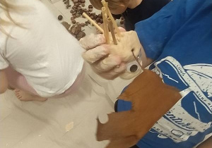 Dzieci lepią jeże podczas zajęć sensoplastyki.