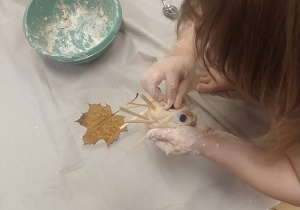 Dzieci lepią jeże podczas zajęć sensoplastyki.