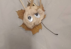 Dzieci lepią jeże podczas zajęć sensoplastyki.