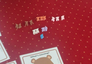 Na stoją kolorowe misie.