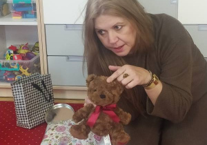 Pani pokazuje misia.