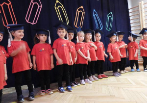 Dzieci występują podczas uroczystości Pasowania na Przedszkolaka.