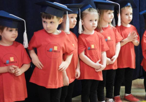 Dzieci występują podczas uroczystości Pasowania na Przedszkolaka.