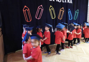 Dzieci występują podczas uroczystości Pasowania na Przedszkolaka.