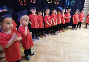 Dzieci występują podczas uroczystości Pasowania na Przedszkolaka.