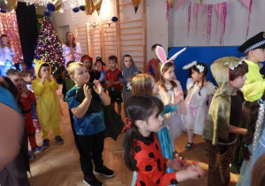 Dzieci tańczą na balu karnawałowym.