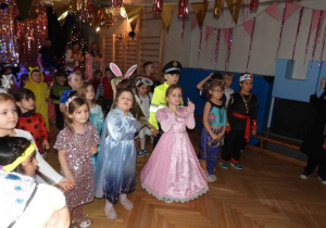 Dzieci tańczą na balu karnawałowym.