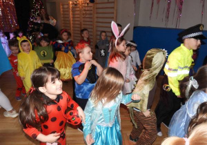 Dzieci tańczą na balu karnawałowym.