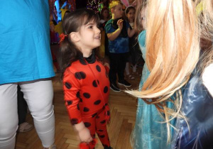 Dzieci tańczą na balu karnawałowym.