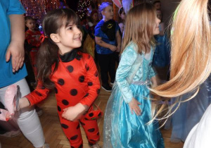 Dzieci tańczą na balu karnawałowym.
