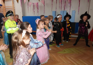 Dzieci tańczą na balu karnawałowym.