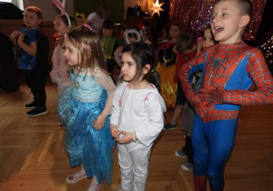 Dzieci tańczą na balu karnawałowym.