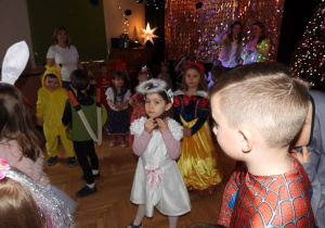 Dzieci tańczą na balu karnawałowym.