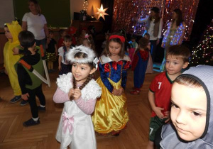Dzieci tańczą na balu karnawałowym.