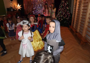 Dzieci tańczą na balu karnawałowym.