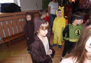 Dzieci tańczą na balu karnawałowym.