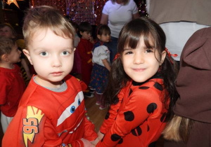 Dzieci tańczą na balu karnawałowym.