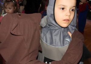 Dzieci tańczą na balu karnawałowym.