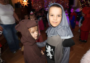 Dzieci tańczą na balu karnawałowym.