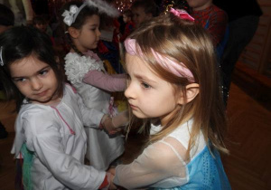 Dzieci tańczą na balu karnawałowym.