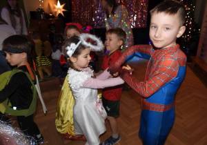 Dzieci tańczą na balu karnawałowym.