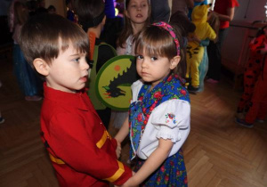 Dzieci tańczą na balu karnawałowym.