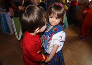 Dzieci tańczą na balu karnawałowym.