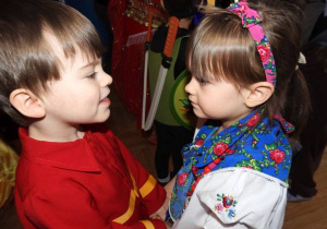 Dzieci tańczą na balu karnawałowym.