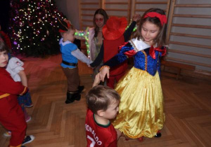 Dzieci tańczą na balu karnawałowym.