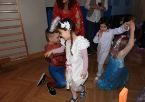 Dzieci tańczą na balu karnawałowym.