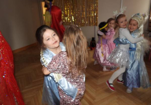 Dzieci tańczą na balu karnawałowym.
