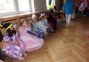 Dzieci tańczą na balu karnawałowym.