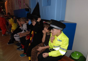 Dzieci tańczą na balu karnawałowym.