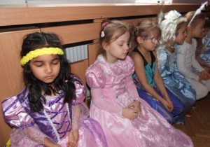 Dzieci tańczą na balu karnawałowym.