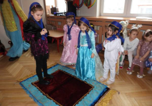 Dzieci tańczą na balu karnawałowym.