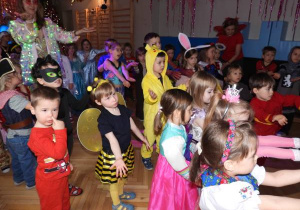 Dzieci tańczą na balu karnawałowym.