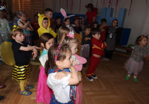 Dzieci tańczą na balu karnawałowym.