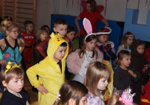 Dzieci tańczą na balu karnawałowym.