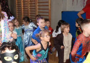 Dzieci tańczą na balu karnawałowym.