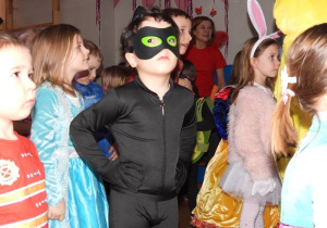 Dzieci tańczą na balu karnawałowym.