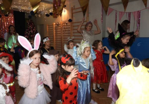 Dzieci tańczą na balu karnawałowym.