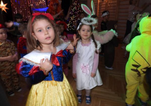 Dzieci tańczą na balu karnawałowym.