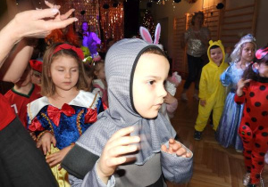 Dzieci tańczą na balu karnawałowym.