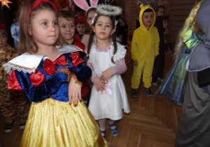 Dzieci tańczą na balu karnawałowym.