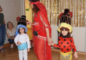 Dzieci tańczą na balu karnawałowym.